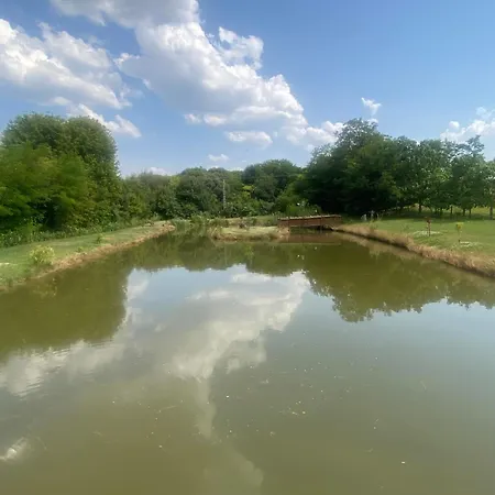 キャンプ場 Horgaszlak Koemlod